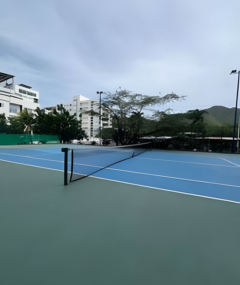 Apartamento con piscina y cancha de tenis